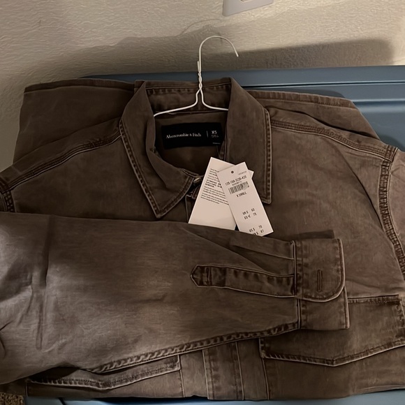 Abercrombie & Fitch - Picture 6 of 7